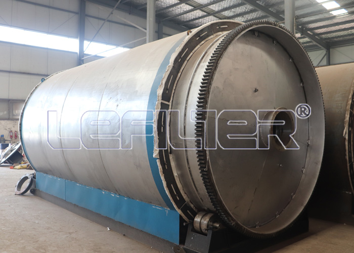 Overview of 12 tons of waste tire refining equipment