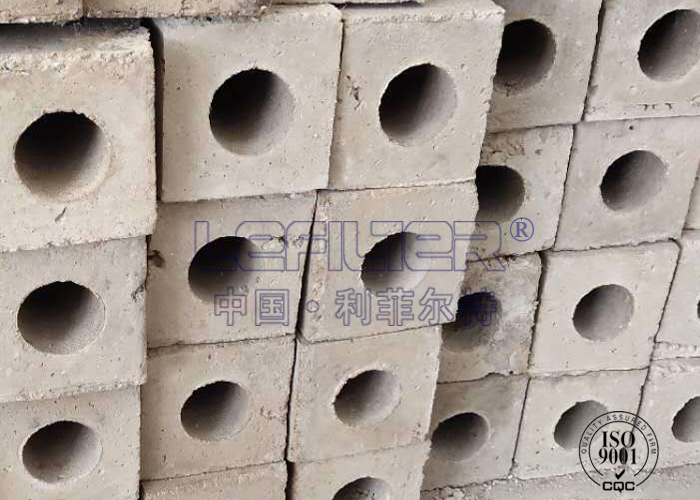 Refractory brick