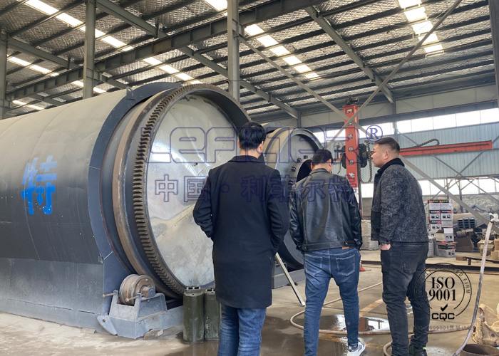 Guizhou customers come to our company inspect pyrolysis plan